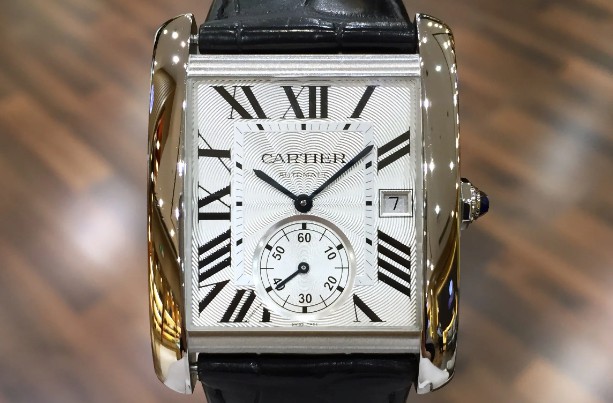 卡地亚手表表盘藏尘，小心影响“时间之宠”的精准与风采（图）